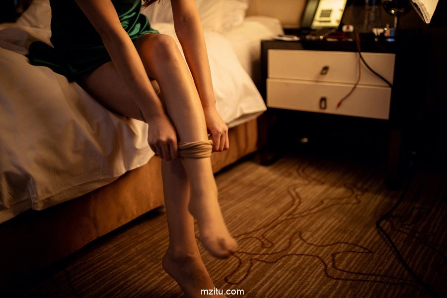 清纯里带点风情，白嫩美少女小九月床上翻滚如饥似渴(9)