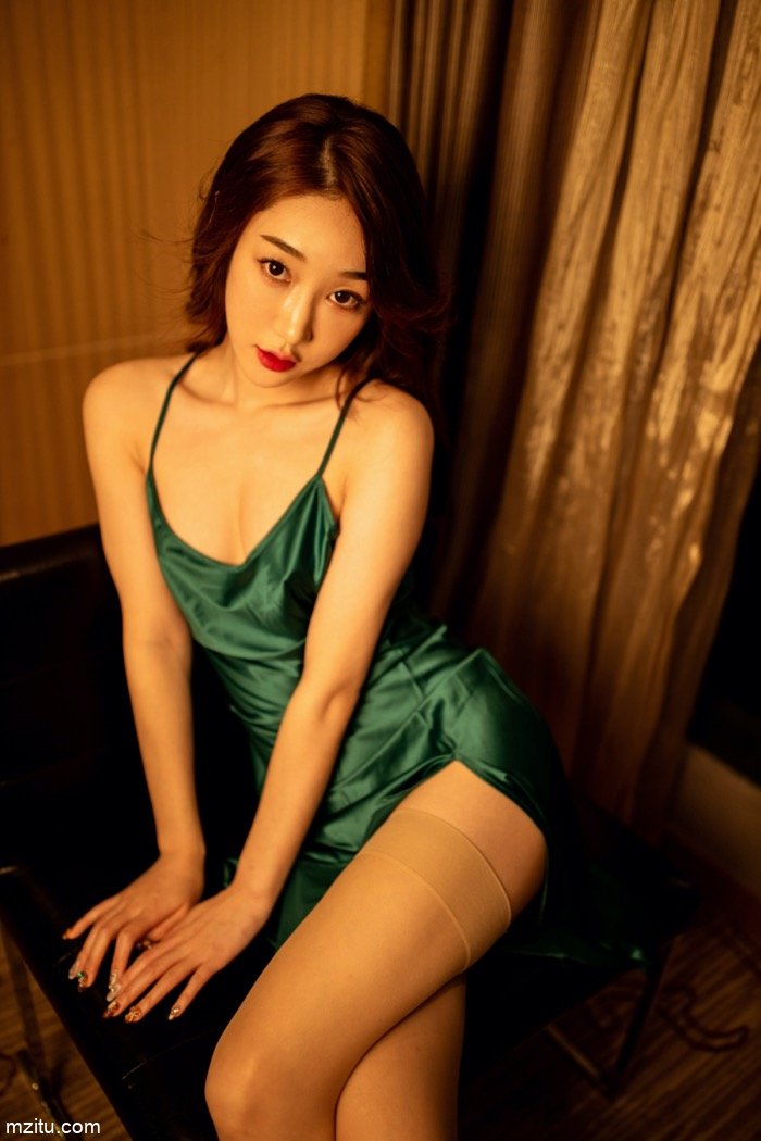 清纯里带点风情，白嫩美少女小九月床上翻滚如饥似渴(16)