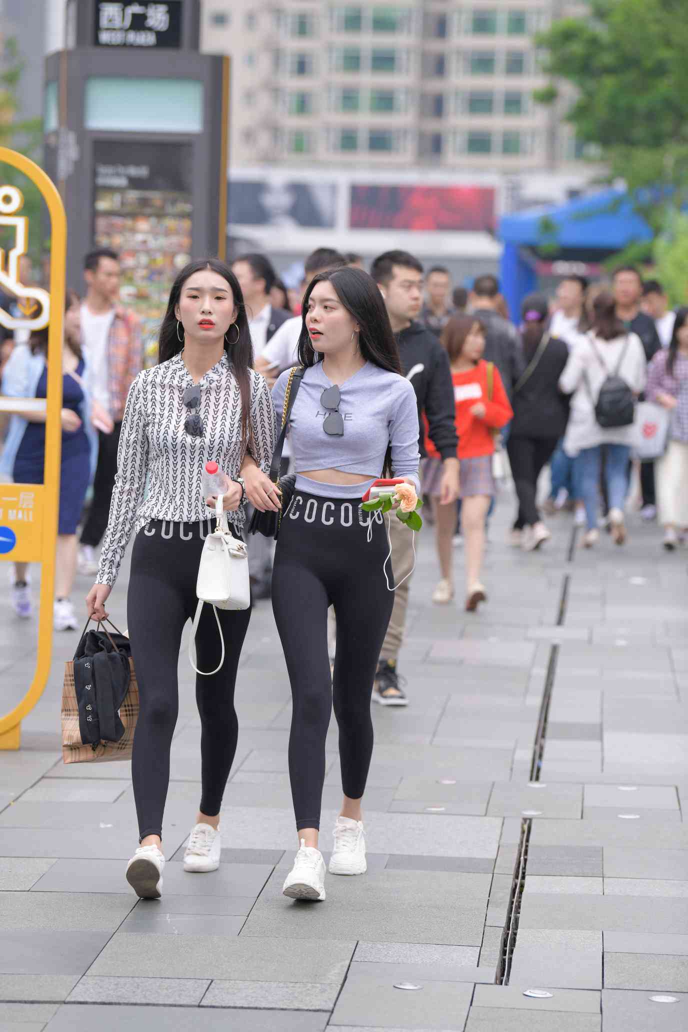 图片[1]-【免费】逛街的两个瑜伽裤姑娘【40P】04030-花间社