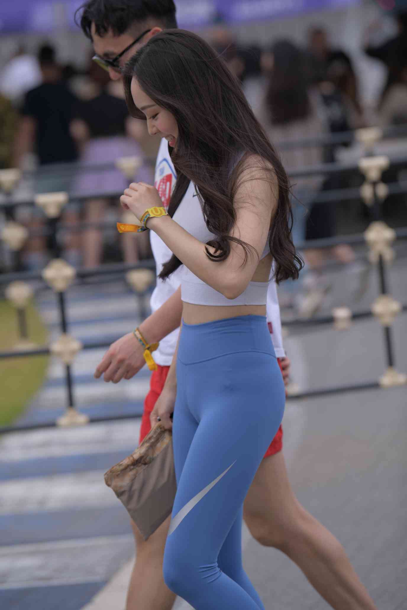 图片[1]-陪男朋友逛街的瑜伽裤女孩【74P】04034-花间社