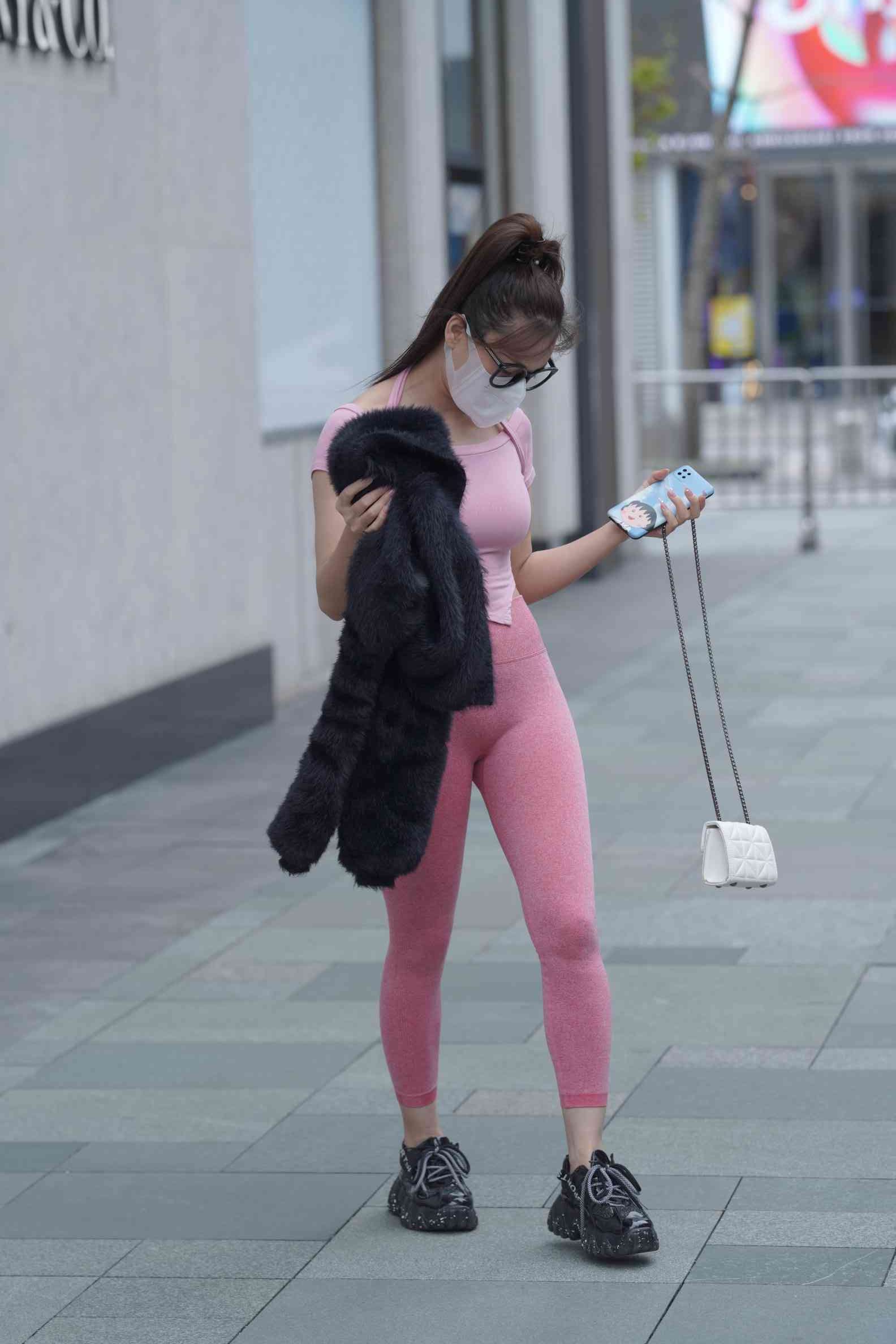 图片[1]-粉红色瑜伽裤的眼镜妹妹【93P】04019-花间社