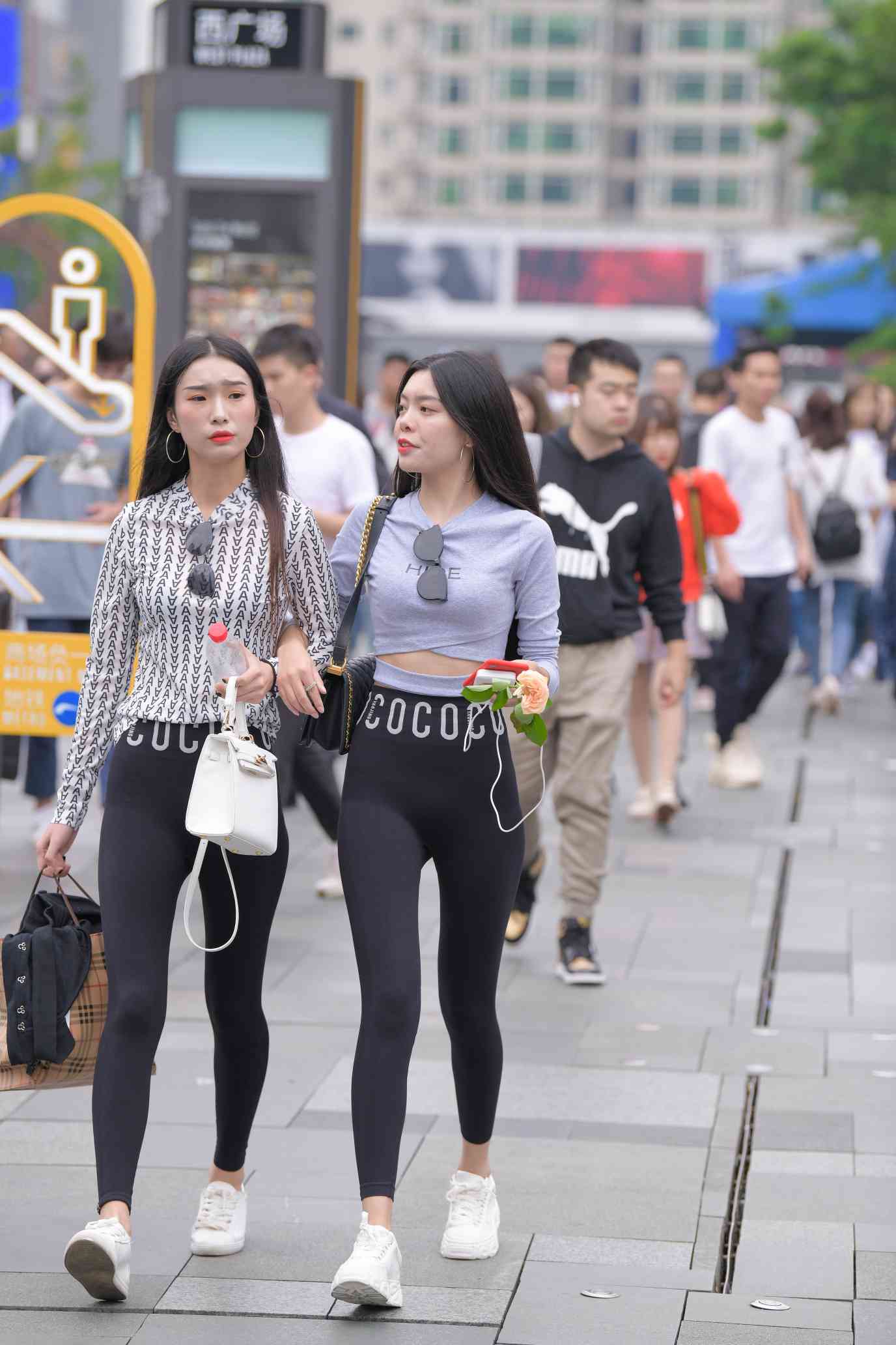 图片[2]-【免费】逛街的两个瑜伽裤姑娘【40P】04030-花间社