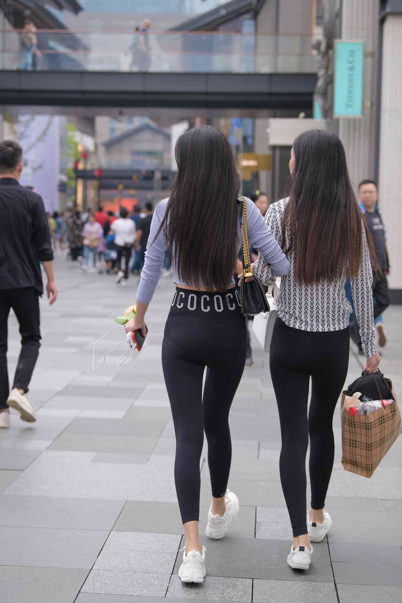 图片[3]-【免费】逛街的两个瑜伽裤姑娘【40P】04030-花间社