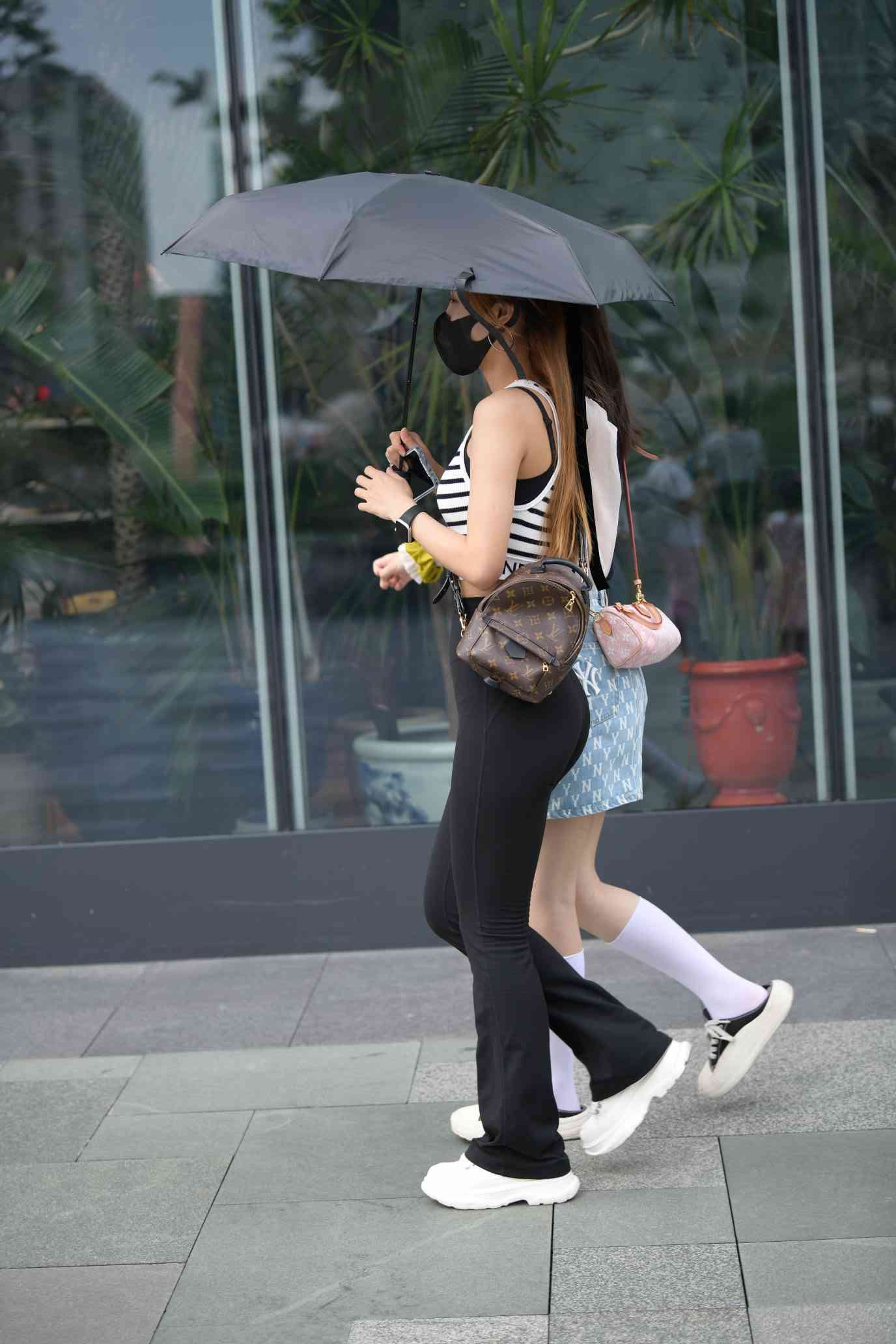 图片[2]-打伞的瑜伽裤姑娘【93P】04032-花间社
