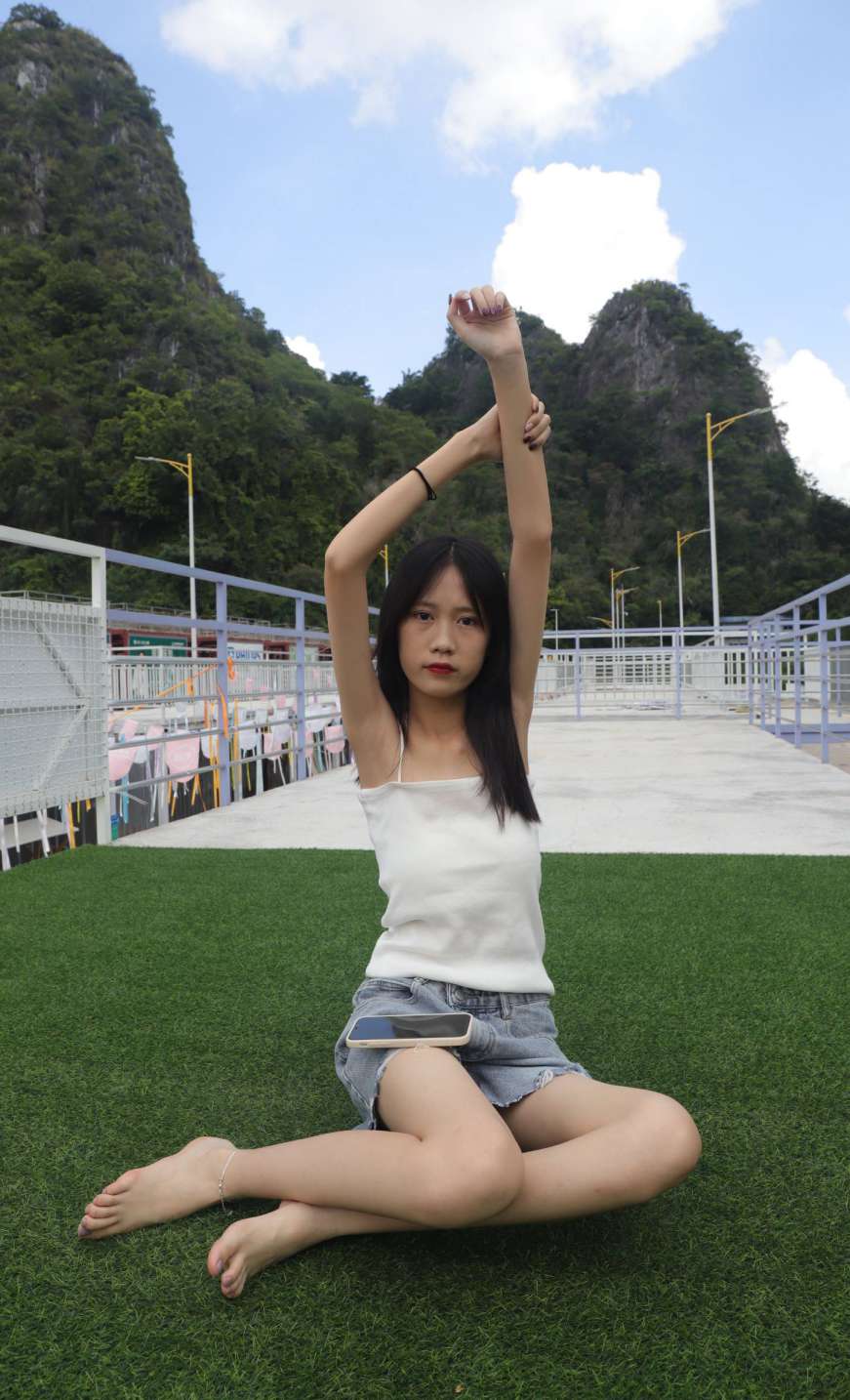 图片[3]-坐在草地上的长发女孩【172P】20012-花间社