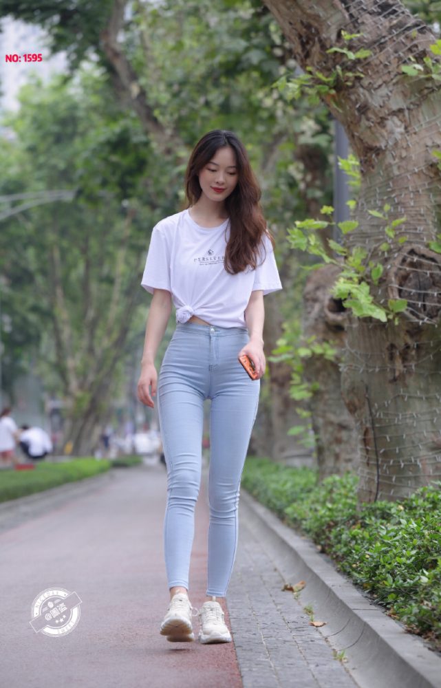 图片[1]-个子非常高的紧身牛仔裤女孩J2065 879P1V-25.5GB-花间社