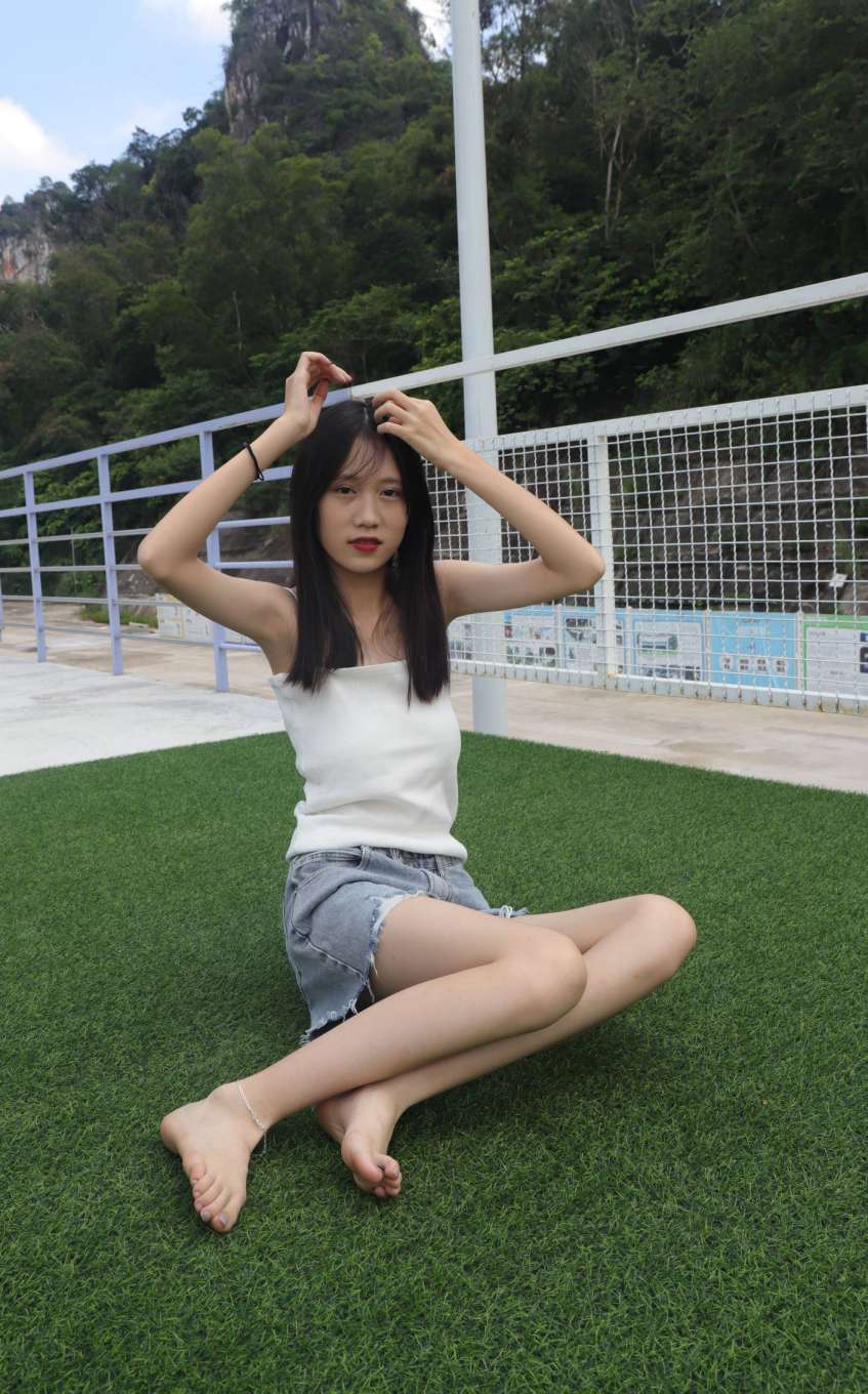 图片[4]-坐在草地上的长发女孩【172P】20012-花间社