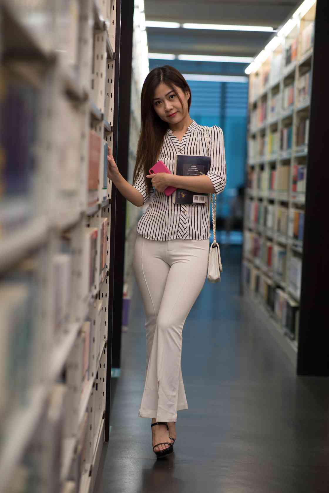 图片[5]-逛书店的白色紧身裤女孩【450P】04040-花间社