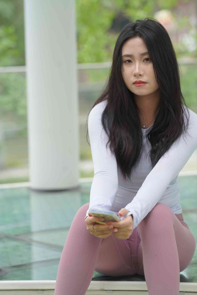 图片[2]-坐在草地玩手机的瑜伽姑娘【733P】04012-花间社