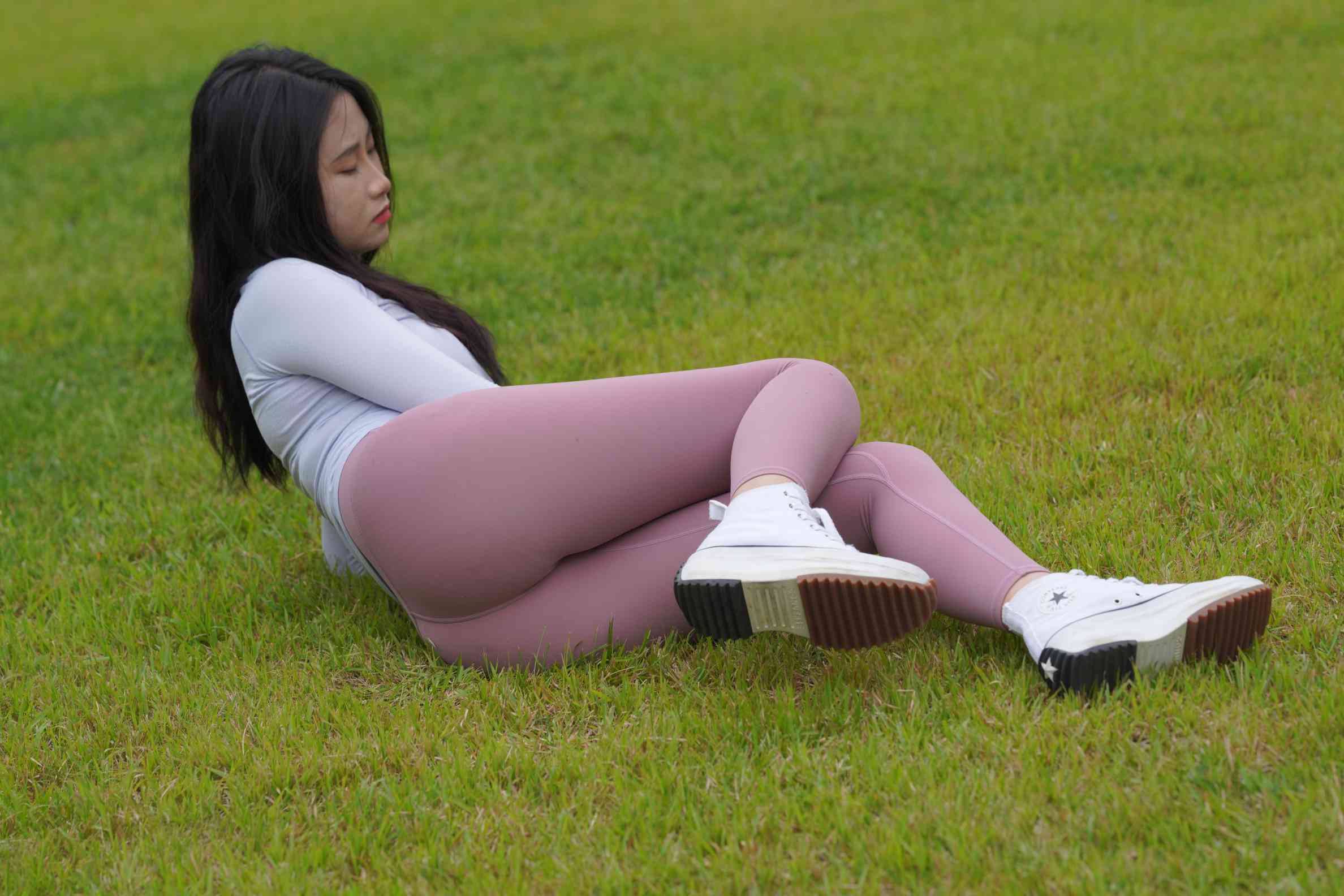 图片[4]-坐在草地玩手机的瑜伽姑娘【733P】04012-花间社