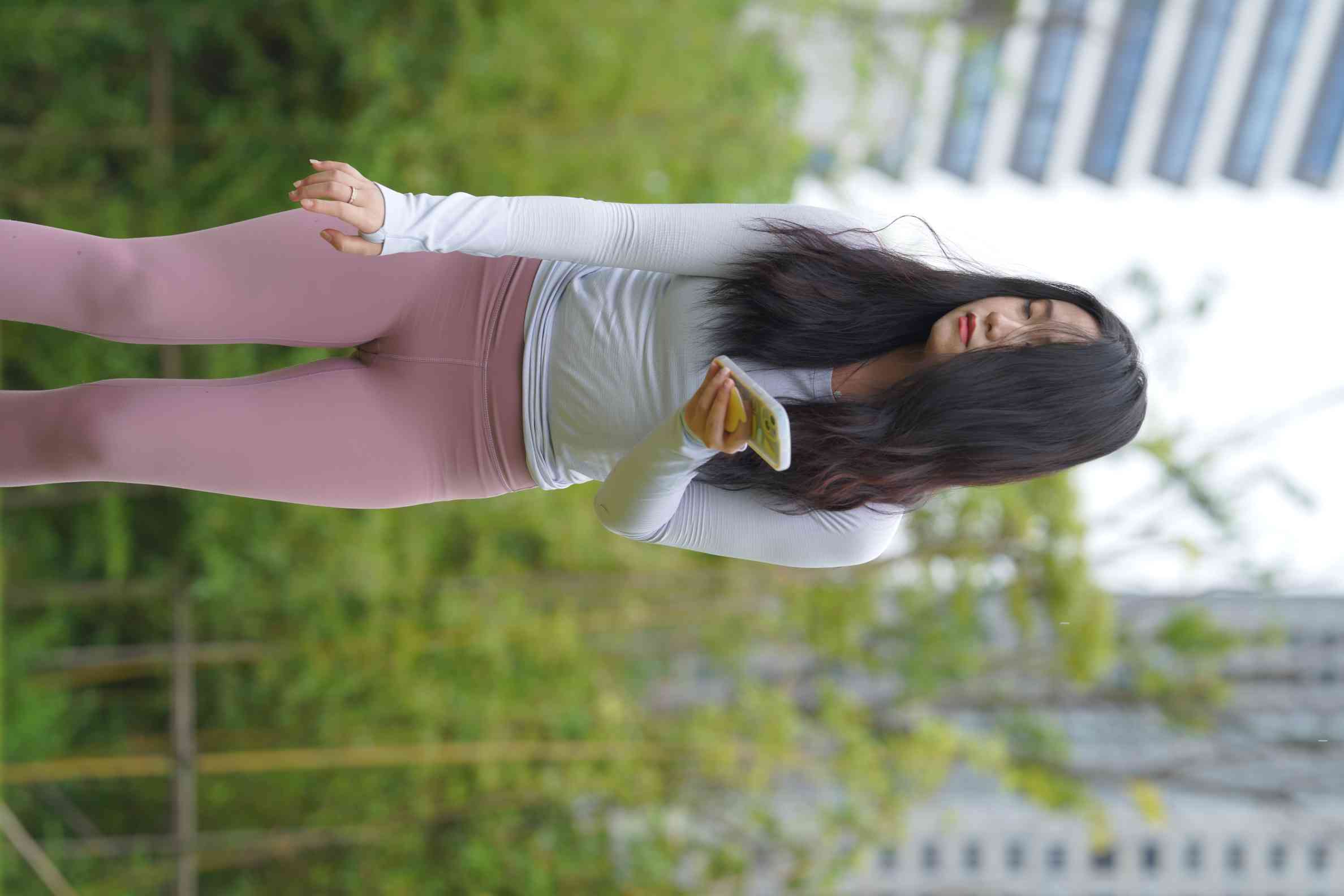 图片[5]-坐在草地玩手机的瑜伽姑娘【733P】04012-花间社