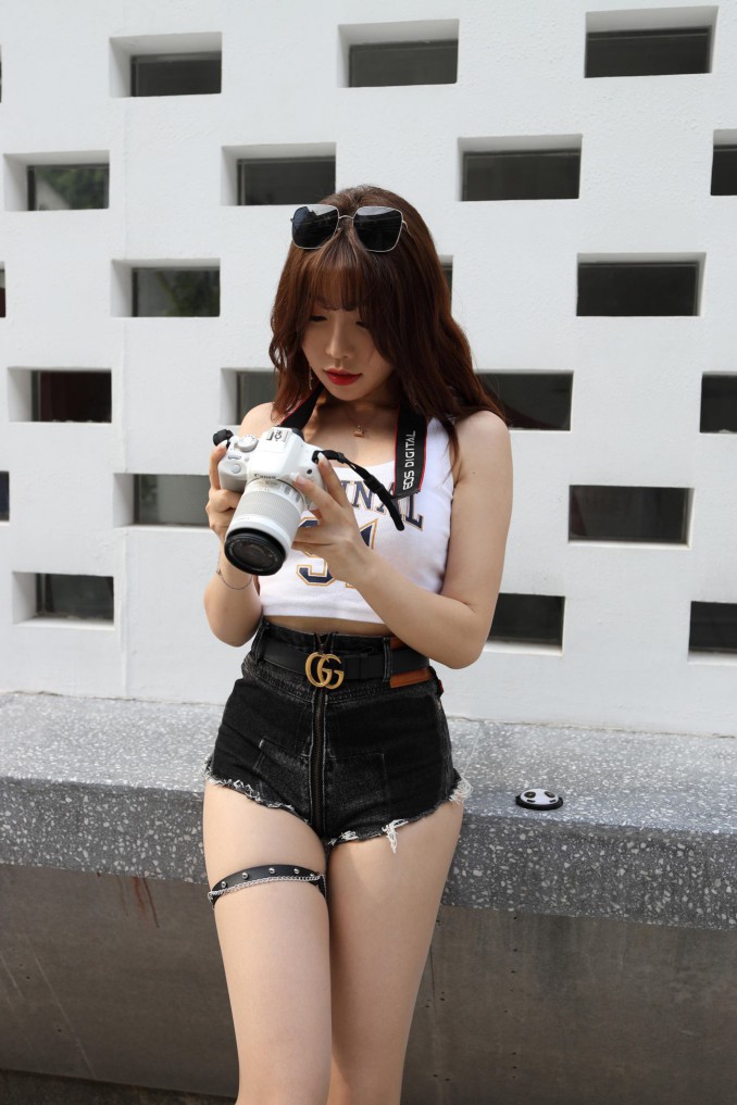 图片[4]-在户外玩单反相机的牛仔热裤女孩【450MB】00032-花间社