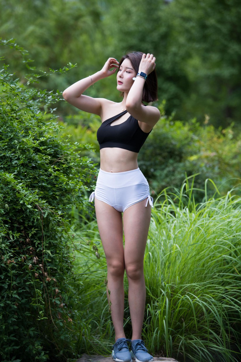 图片[5]-在户外玩耍的白色短裤漂亮姑娘【239P】00061-花间社