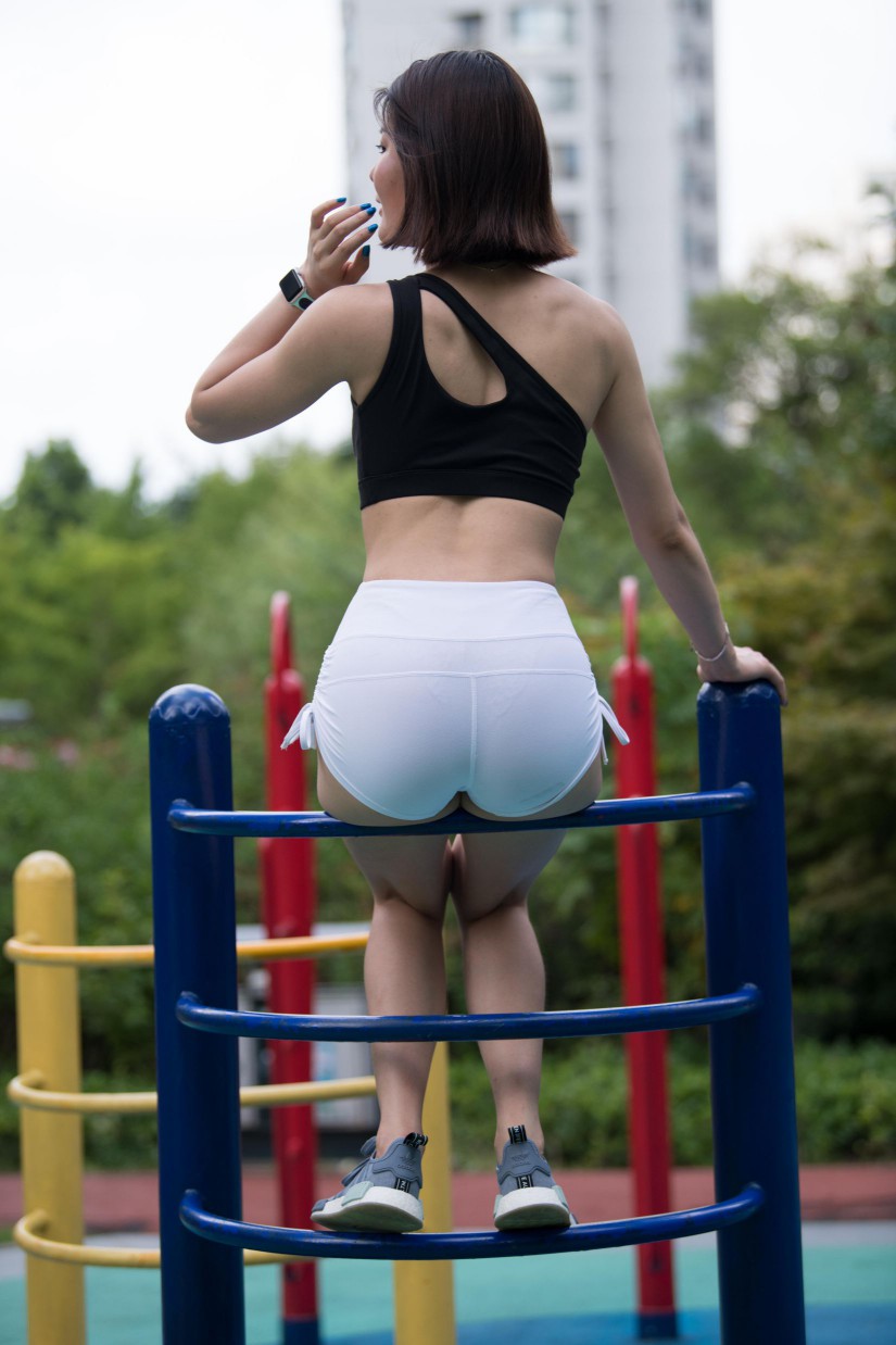 图片[6]-在户外玩耍的白色短裤漂亮姑娘【239P】00061-花间社