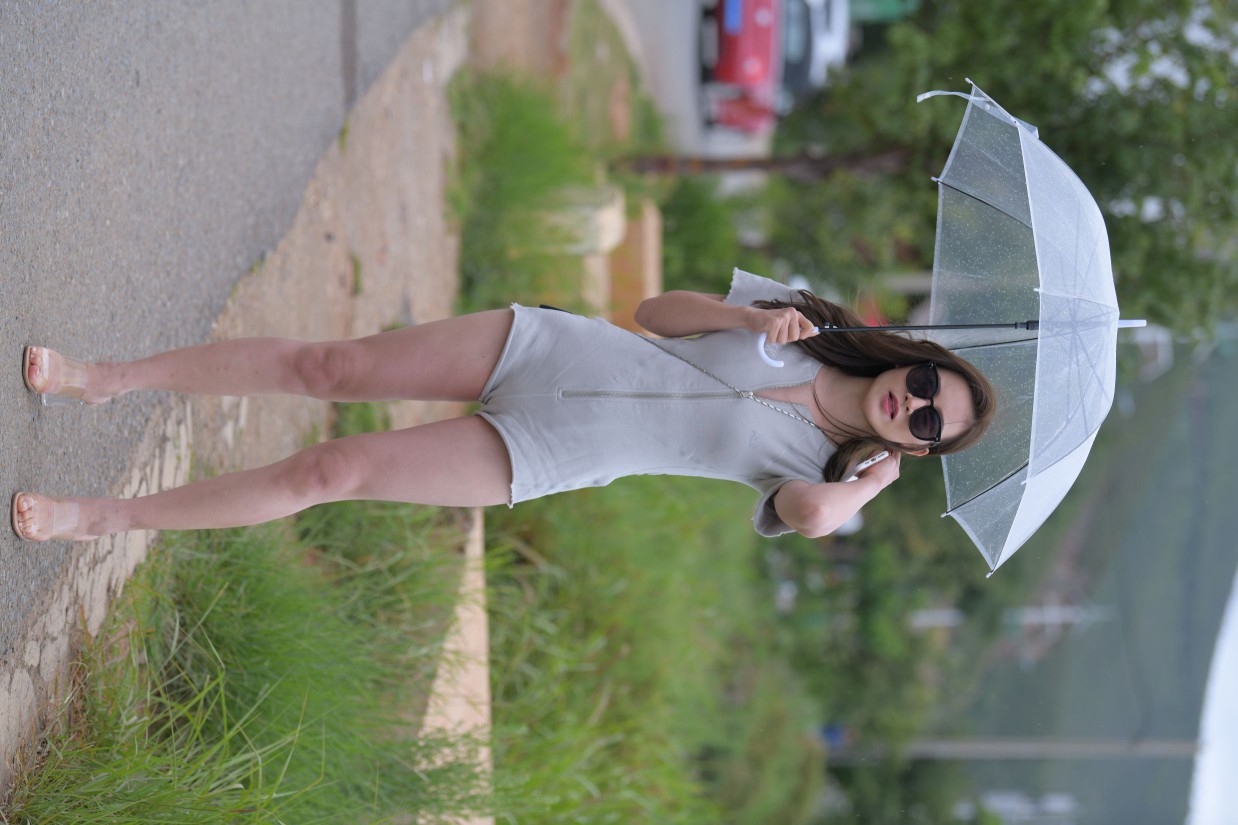 图片[2]-在海边开跑车的连衣短裤女孩【390P】00030-花间社