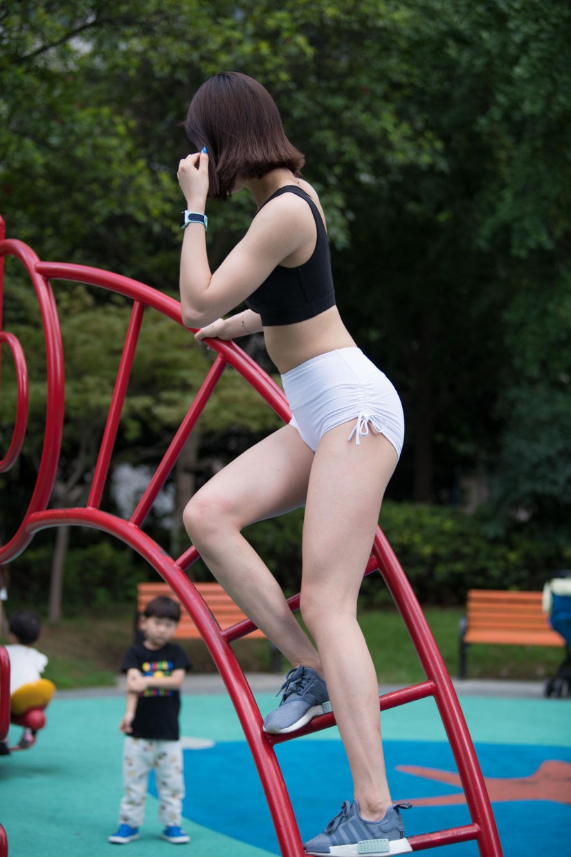 图片[2]-在户外玩耍的白色短裤漂亮姑娘【239P】00061-花间社