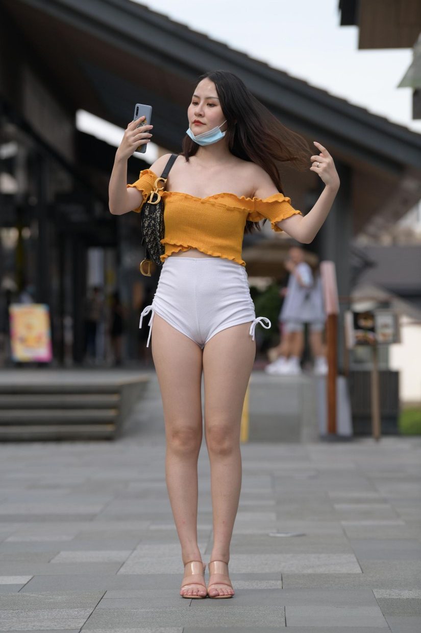 图片[1]-高腰白色短裤的漂亮女孩【767P】00065-花间社