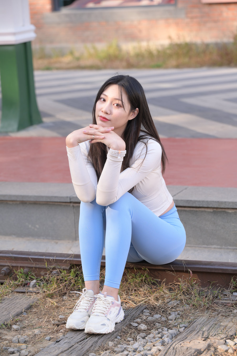 图片[2]-在路边休息的瑜伽裤女孩 J3435 558P-10.8GB-花间社