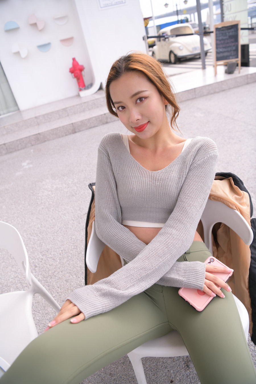 图片[2]-非常可爱的瑜伽裤女孩坐在凳子上 J1520 998P1V-26.5GB-花间社