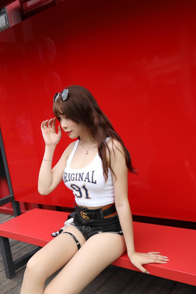 图片[5]-在户外玩单反相机的牛仔热裤女孩【450MB】00032-花间社