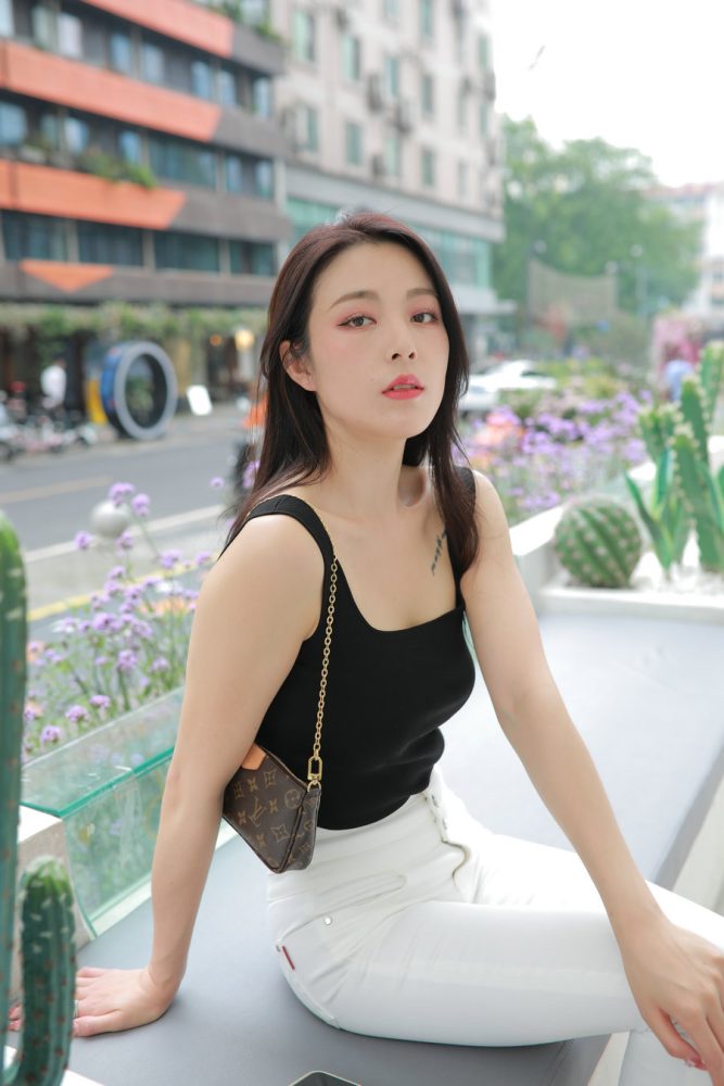 图片[1]-非常漂亮的白色紧身裤女孩J2055 895P2V-24.5GB-花间社