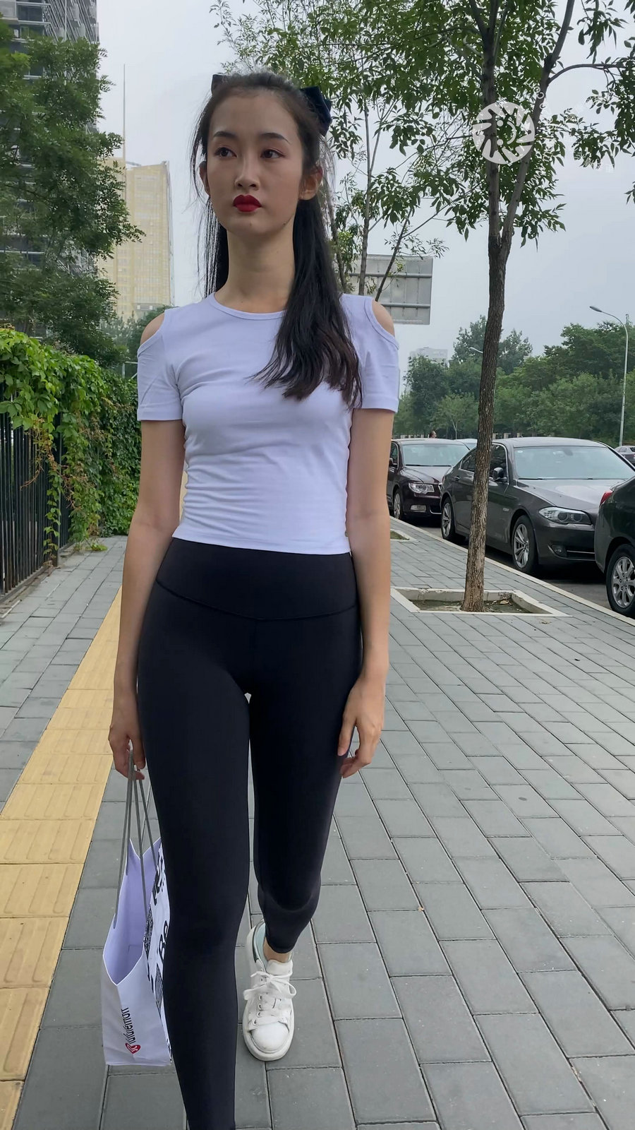 图片[1]-黑色瑜伽裤逛街的女孩J4000 MP4-7.76GB-花间社