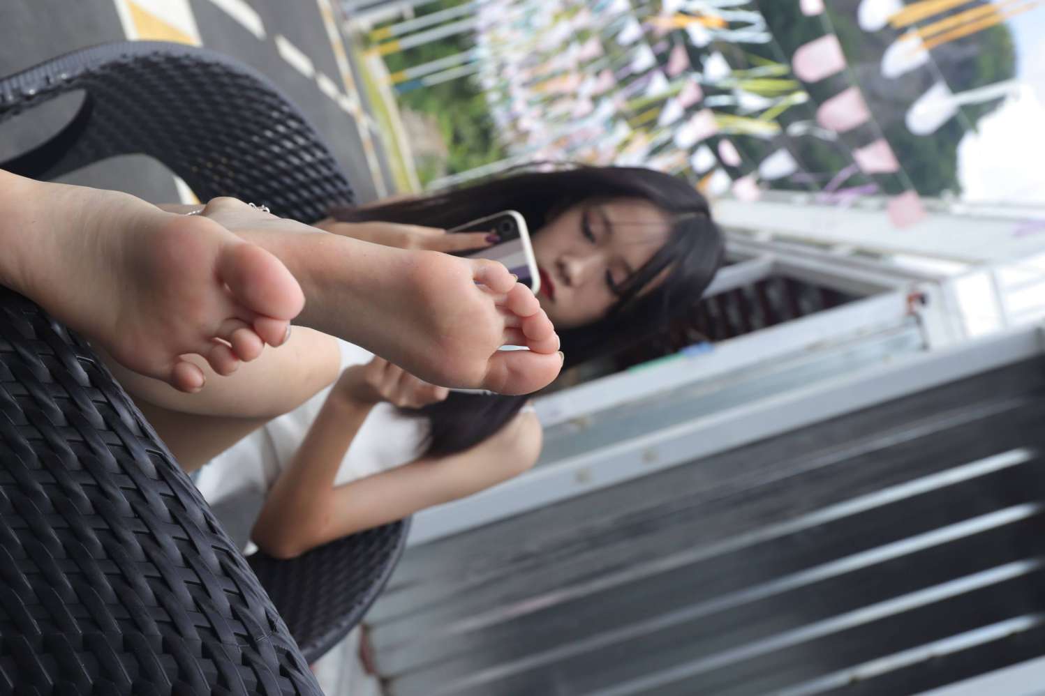 图片[2]-坐在草地上的长发女孩【172P】20012-花间社