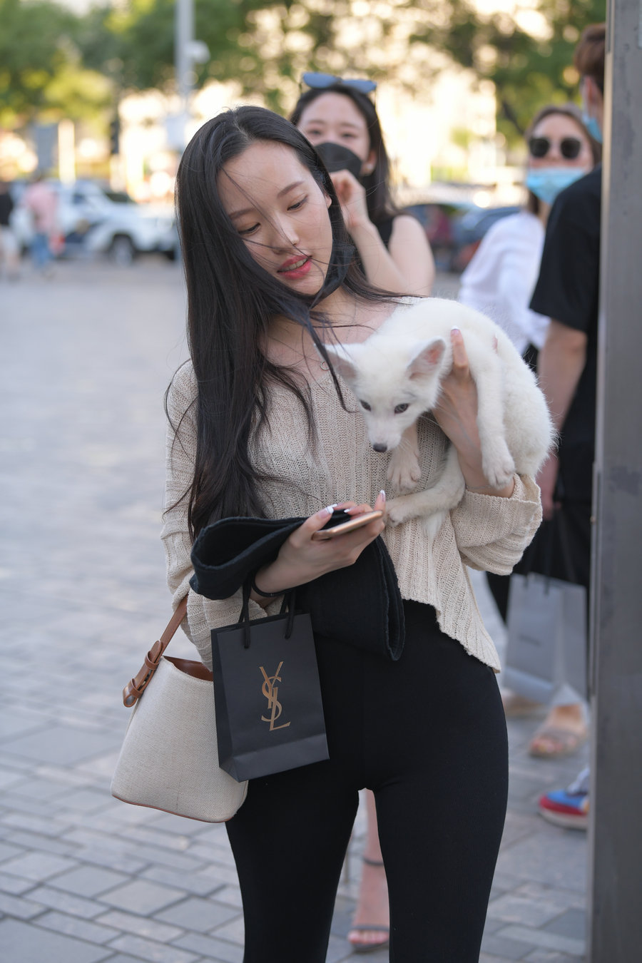 图片[1]-抱着小狗的漂亮女孩 J2106 136P-3.25GB-花间社