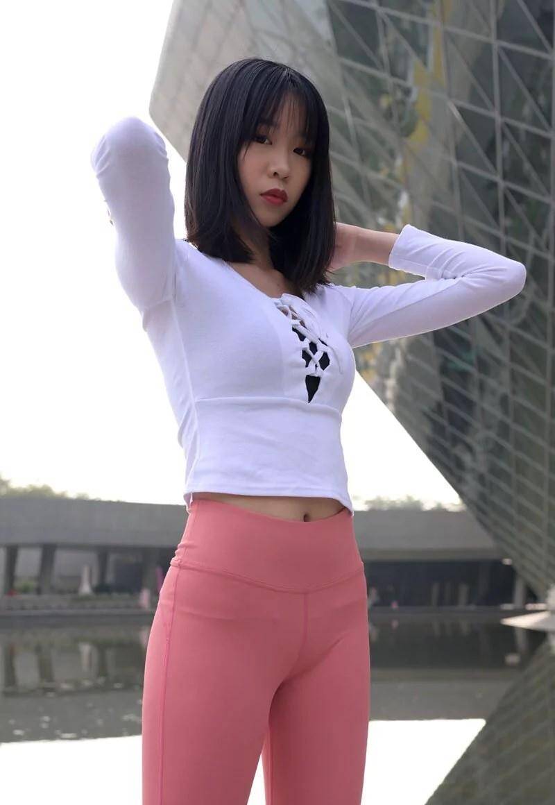 图片[1]-粉色瑜伽裤年轻女孩 J1311 417P17V-14.9GB-花间社
