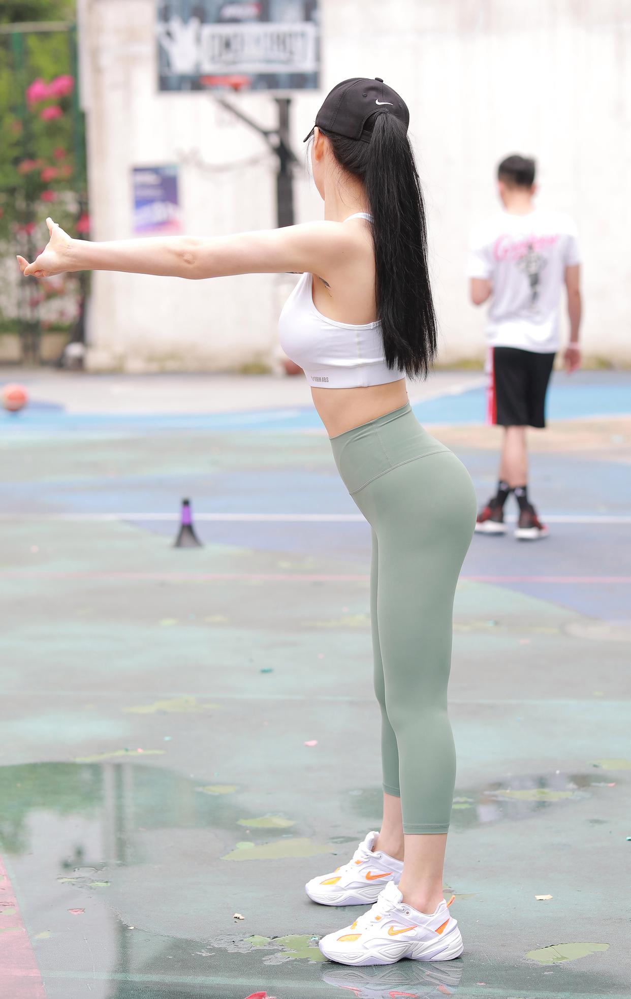 图片[1]-打扮很休闲的瑜伽裤女孩 J1600 415P3V-10.4GB-花间社