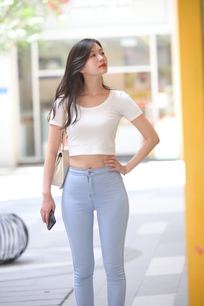 图片[2]-正在逛街的紧身牛仔裤女孩J1815 1112P1V-30.2GB-花间社