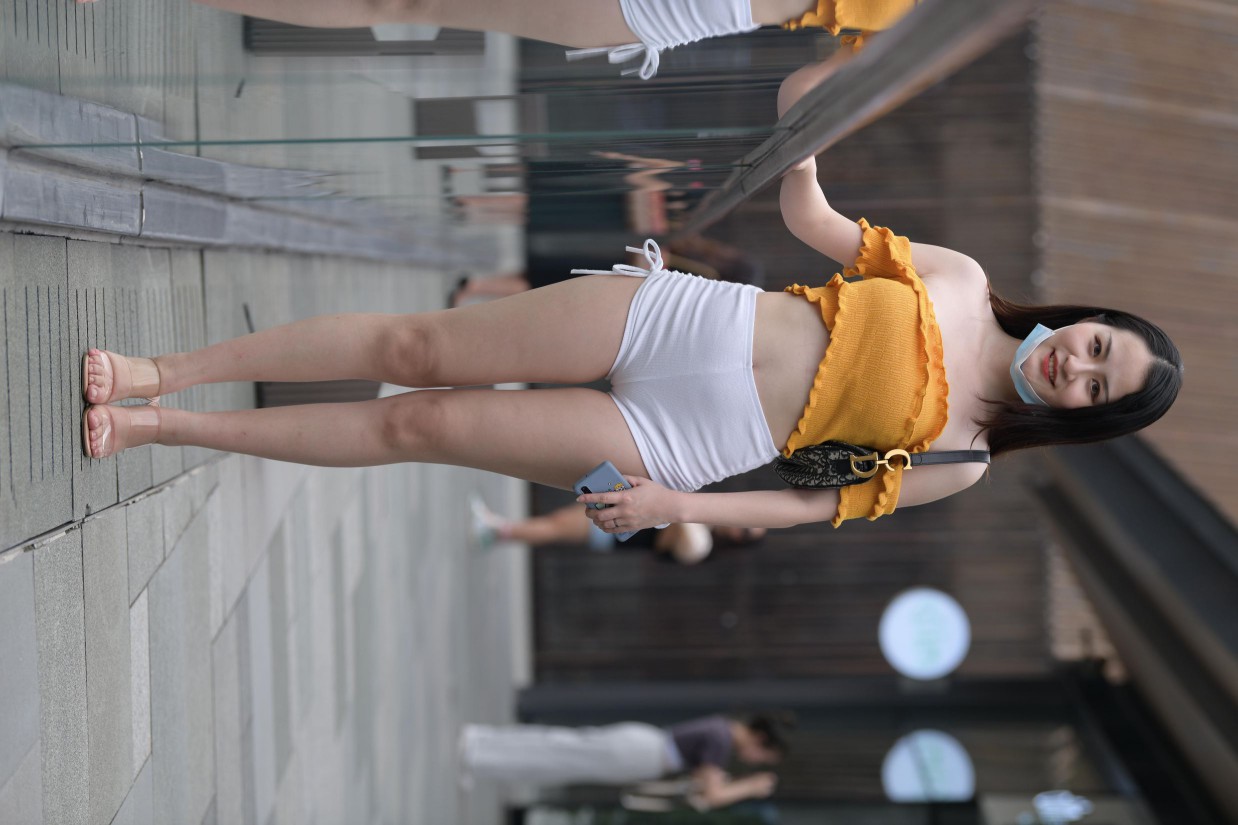 图片[2]-高腰白色短裤的漂亮女孩【767P】00065-花间社