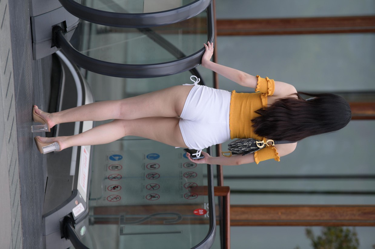 图片[3]-高腰白色短裤的漂亮女孩【767P】00065-花间社