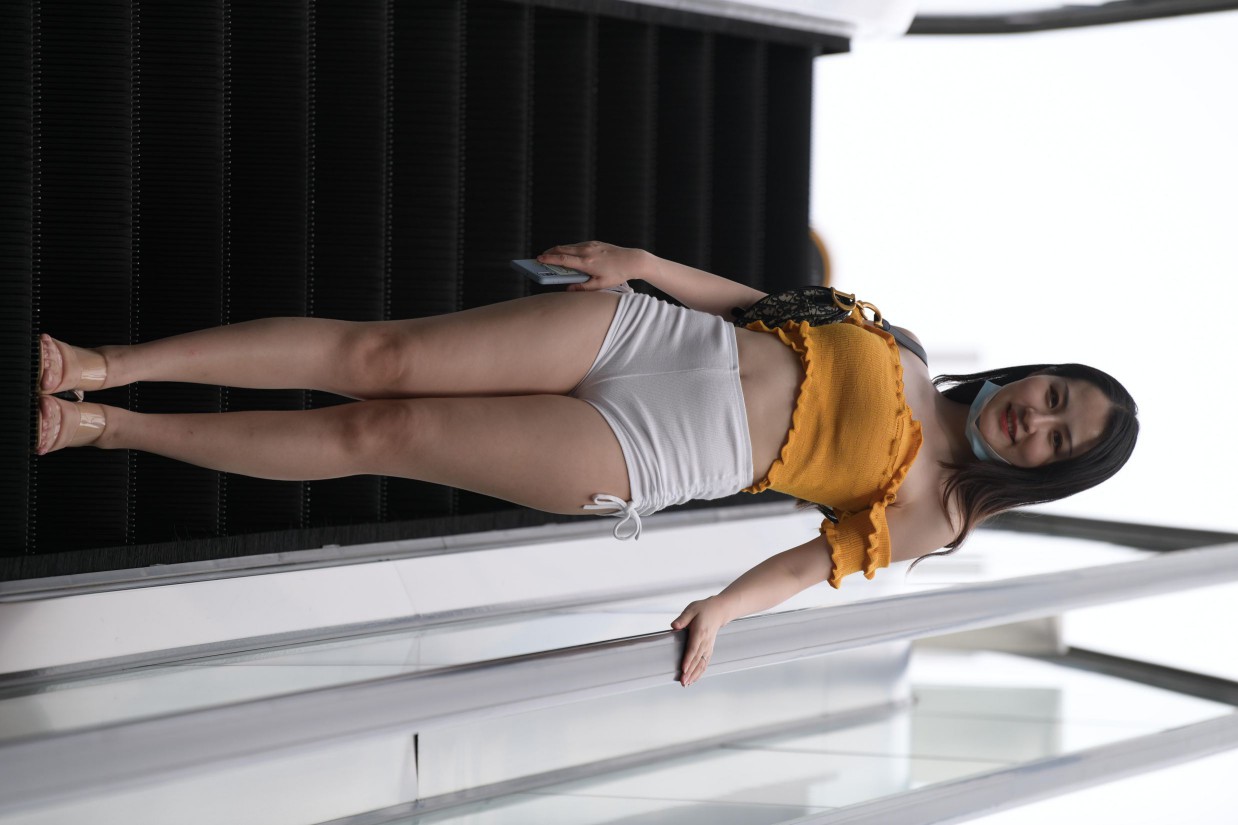 图片[4]-高腰白色短裤的漂亮女孩【767P】00065-花间社