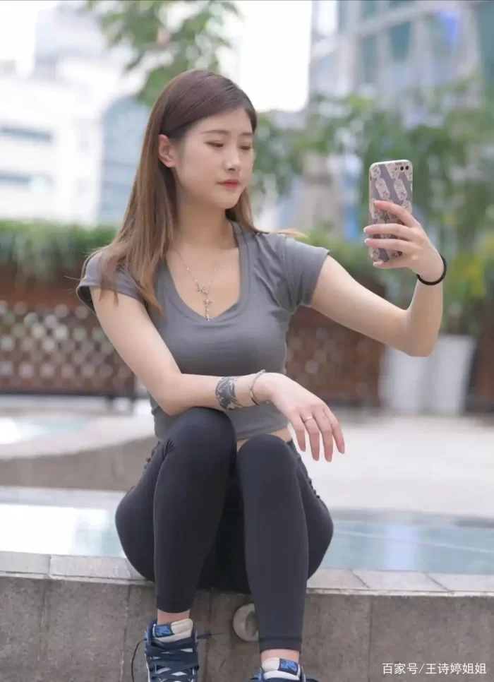 图片[2]-有小虎牙非常甜美的瑜伽裤女孩-花间社