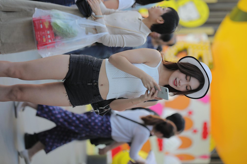 图片[2]-非常时尚阳光的牛仔热裤女孩【808P】00064-花间社