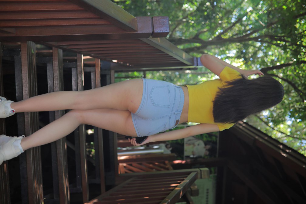 图片[3]-在户外散心的紧身牛仔短裤女孩【536P】00048-花间社