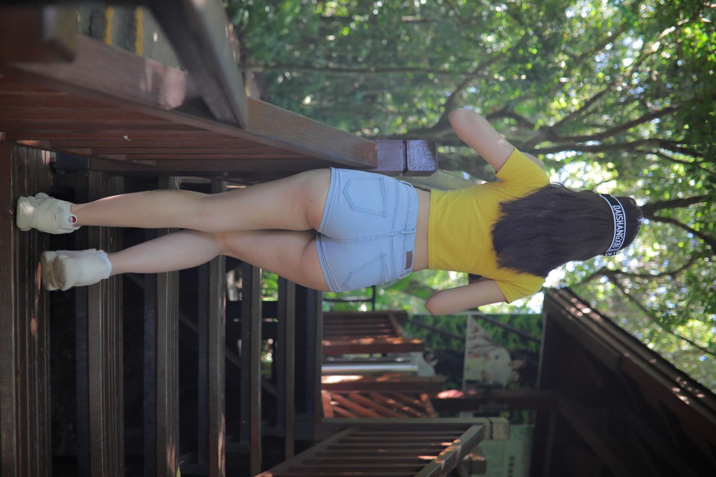 图片[5]-在户外散心的紧身牛仔短裤女孩【536P】00048-花间社