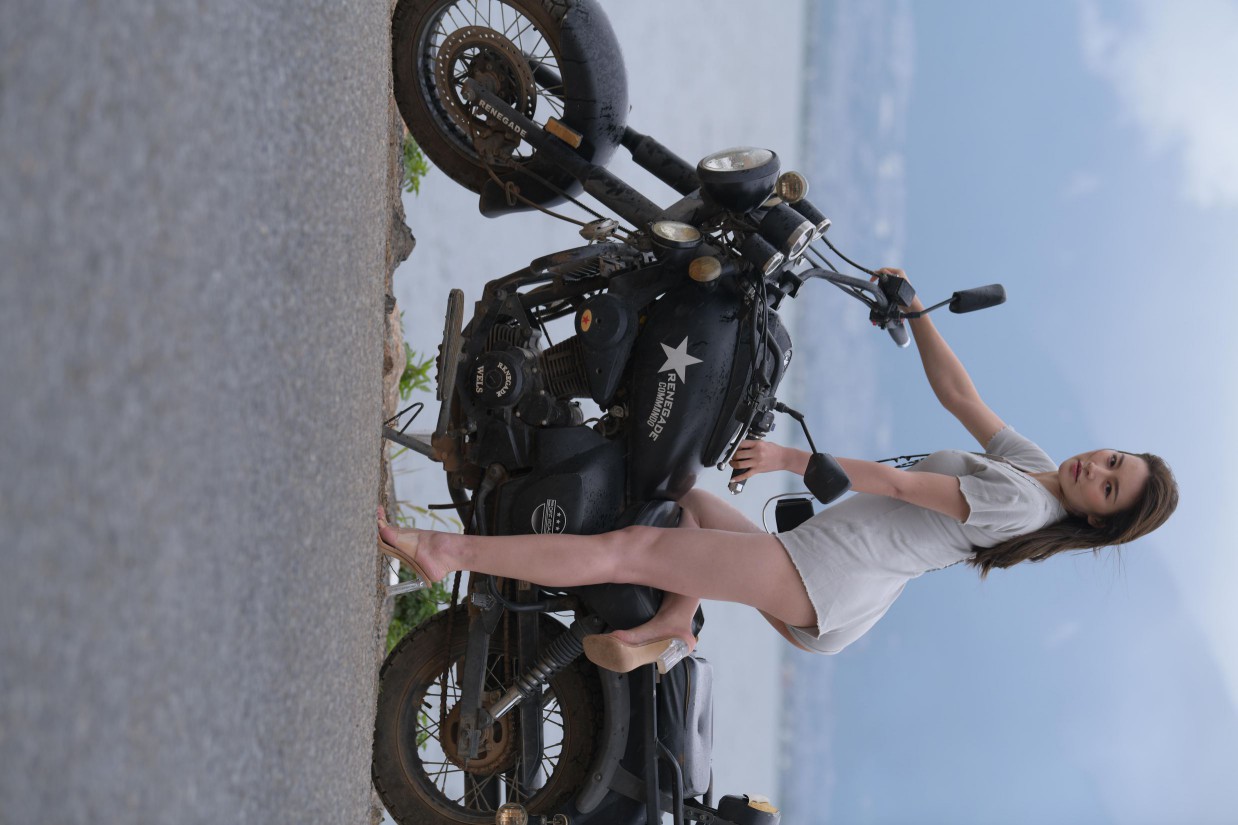 图片[2]-阴雨天在海边骑车的长发女人【156P】00044-花间社