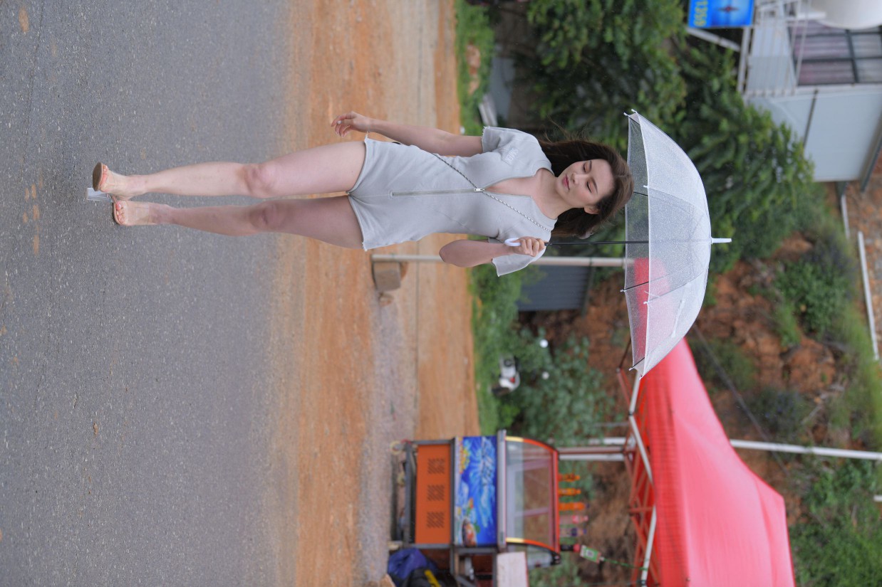 图片[4]-阴雨天在海边骑车的长发女人【156P】00044-花间社