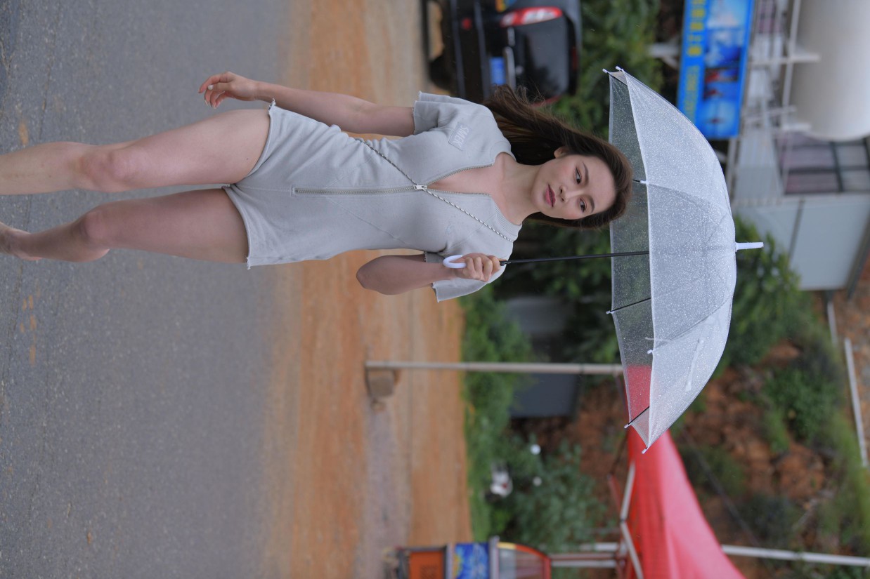 图片[5]-阴雨天在海边骑车的长发女人【156P】00044-花间社