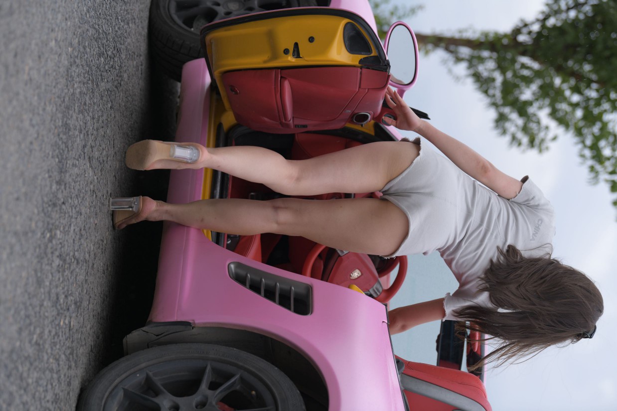 图片[3]-在海边开跑车的连衣短裤女孩【390P】00030-花间社