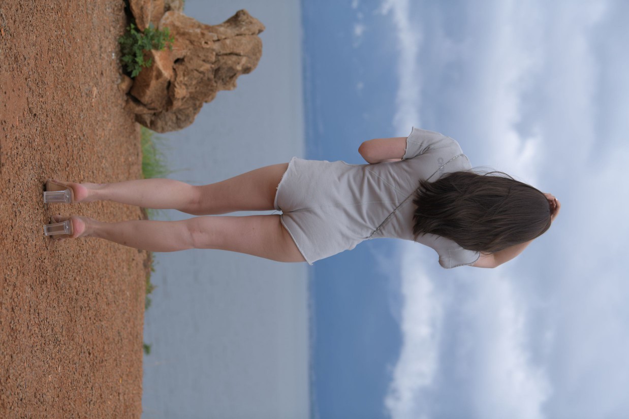 图片[5]-在海边开跑车的连衣短裤女孩【390P】00030-花间社