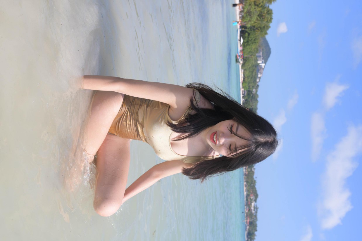 图片[5]-戴太阳帽在海边晒太阳的比基尼女孩【377P】00014-花间社