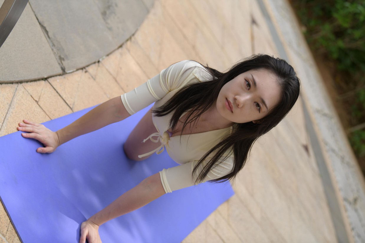 图片[3]-游泳池旁边的比基尼女生【327P】00042-花间社