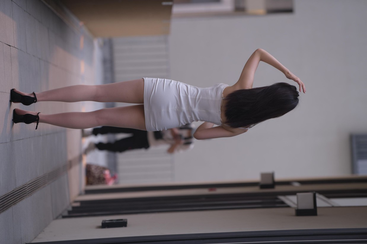 图片[4]-长发女孩紧身短裙特别显身材【245P】00040-花间社