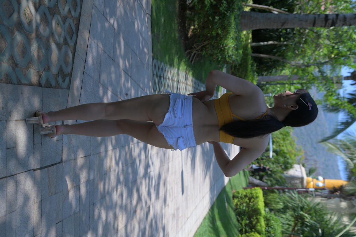 图片[2]-在海南度假的紧身白色短裤女孩【202P】00033-花间社