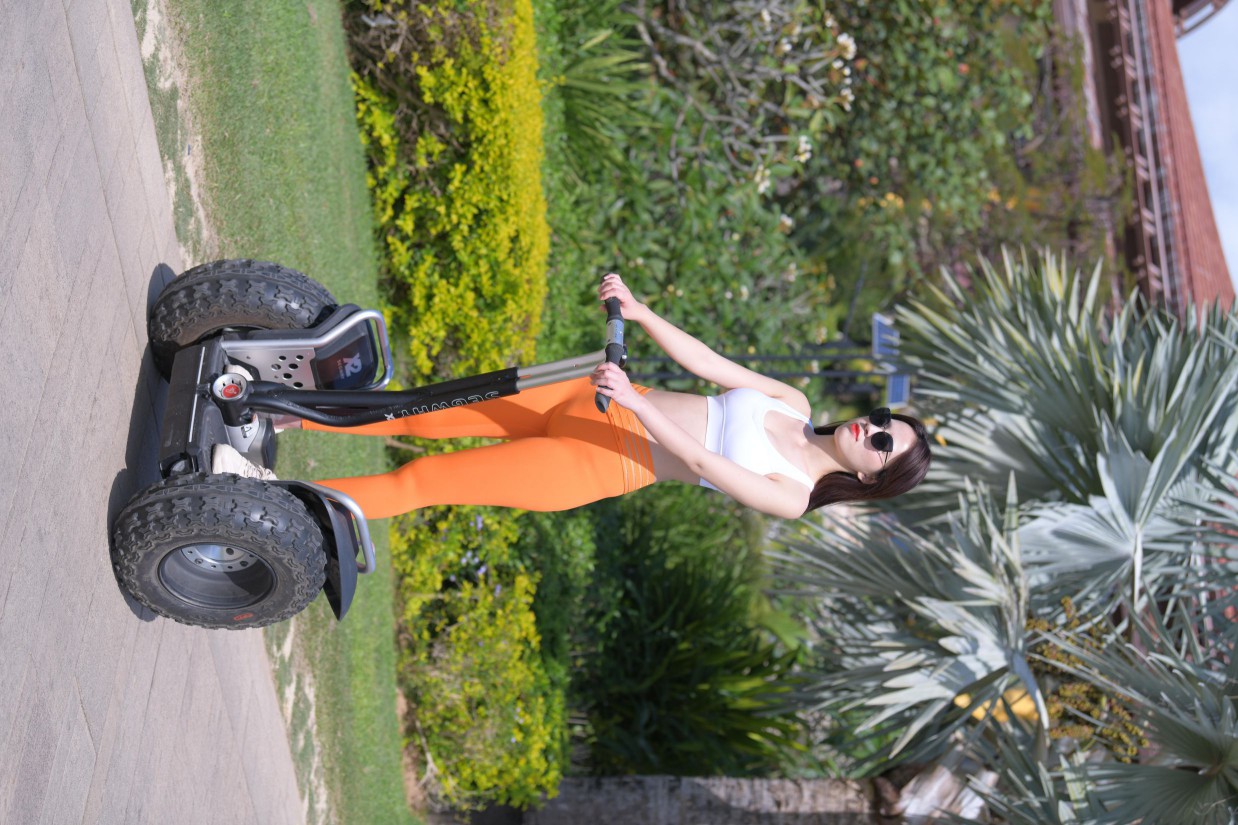 图片[3]-骑着平衡车的橘黄色瑜伽裤妹妹【620P】00054-花间社