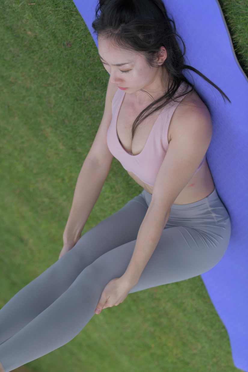 图片[3]-在户外草地上练瑜伽的高马尾女生【235P】00056-花间社