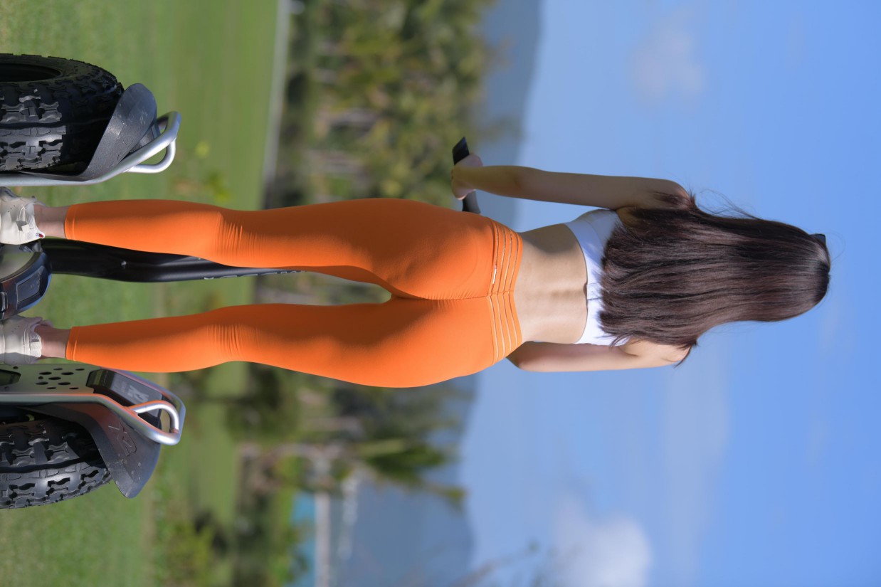 图片[4]-骑着平衡车的橘黄色瑜伽裤妹妹【620P】00054-花间社